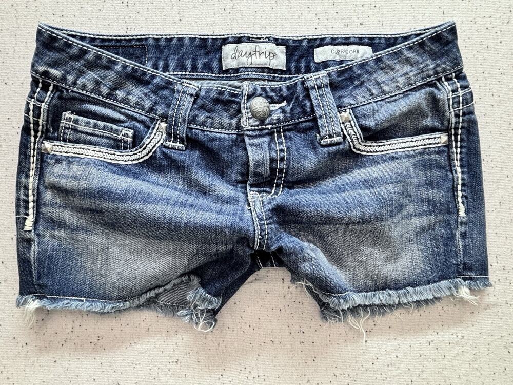 Daytrip Capricorn Denim Shorts Womens Size 28 Distressed Frayed Hem Thick Y2K